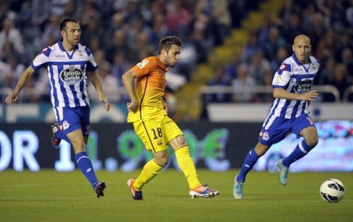 Barcelona's defender Jordi Alba (C) controls the ball